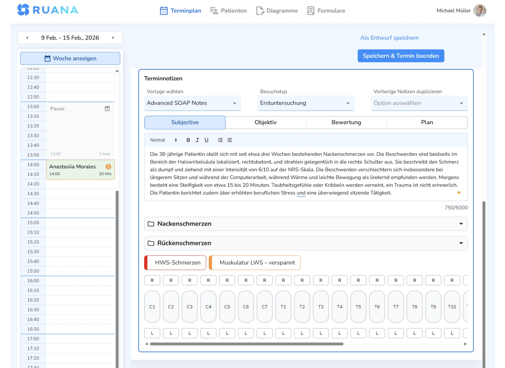 Ein Screenshot der RUANA-Softwareoberfläche mit detaillierten Terminnotizen für Anastasiia Morales. Das Bild zeigt den Reiter "Subjective" mit einem ausführlichen Anamnese-Text sowie darunterliegende Schnellwahl-Tags wie „HWS-Schmerzen“ und Symbole zur Wirbelsäulen-Segmentierung.